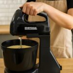Batedeira Elétrica 220V Com Tigela 2L Mixer Manual Massas Leves Bolo Clara Neve 7 Velocidades Ajustáveis Potente Compacta Preta Confeitaria Batedores Ferro - Imagem 4
