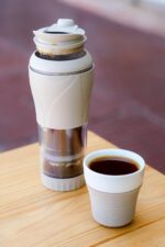 Cafeteira Portátil Pressca 350ml – Preparo Rápido de chá e café Sem Filtro Descartável | Ideal para Viagens, Escritório e Casa | Livre de BPA - Cor: Cinza Fendi - Imagem 7