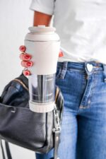 Cafeteira Portátil Pressca 350ml – Preparo Rápido de chá e café Sem Filtro Descartável | Ideal para Viagens, Escritório e Casa | Livre de BPA - Cor: Cinza Fendi - Imagem 8