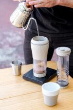 Cafeteira Portátil Pressca 350ml – Preparo Rápido de chá e café Sem Filtro Descartável | Ideal para Viagens, Escritório e Casa | Livre de BPA - Cor: Cinza Fendi - Imagem 9