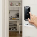 Fechadura Digital Intelbras FR 101 Preto: segurança prática com senha, teclado touch e travamento automático. - Imagem 5