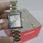 Mondaine Relógio Feminino Quadrado Prata e Dourado: elegância e estilo para compor looks com sofisticação. - Imagem 3