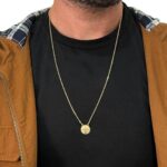 Escapulário São Bento Dourado em Aço Inox 316, durável e elegante, ideal para presente masculino e feminino. - Imagem 6