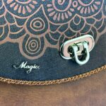 Bolsa Feminina Transversal Média Café Magicc B-230: estilo e praticidade para o dia a dia - Imagem 3