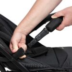 Carrinho de Bebê Safety 1st Bytes Full Black: fechamento fácil, proteção UV50+ e conforto para o bebê. - Imagem 9