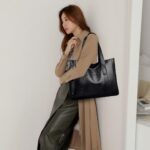 Bolsa Feminina Grande Tipo Tote: elegante, espaçosa e prática para faculdade, trabalho e dia a dia. - Imagem 3