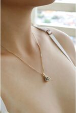 Colar Nossa Senhora Aparecida banhado a 18k com zircônias, ideal para presentear com elegância e fé - Imagem 6
