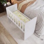 Mini Berço Infantil Nina 2 em 1 com colchão, rodízios e mosquiteiro: conforto, segurança e praticidade para o bebê. - Imagem 3