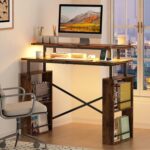 Escrivaninha Mesa para Computador 2 Níveis com Tomada Integrada e Armazenamento Lateral para Home Office e Jogos, Marrom - Imagem 7