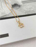 Colar Pingente Mini Patinha Pet Vazada Folheado a Ouro 18k: delicadeza e amor por pets em um acessório elegante. - Imagem 3