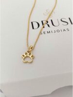 Colar Pingente Mini Patinha Pet Vazada Folheado a Ouro 18k: delicadeza e amor por pets em um acessório elegante. - Imagem 4