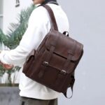 Mochila Masculina em Couro PU: estilo clássico, resistente e ideal para o dia a dia, nas cores preta e marrom. - Imagem 3