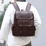 Mochila Masculina em Couro PU: estilo clássico, resistente e ideal para o dia a dia, nas cores preta e marrom. - Imagem 4