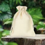 Saco de Juta Engomada com Cordão: embalagem natural e elegante para lembrancinhas, sabonetes, velas e presentes. - Imagem 4