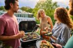 Weber Churrasqueira Elétrica Externa Lumin Verde Claro: portátil e ideal para pátios, sacadas e decks pequenos - Imagem 4