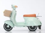 Scooter Elétrica Com Banco Acolchoado Menta 6V Bandeirante com farol, som USB e bagageiro para brincar com estilo e praticidade. - Imagem 4
