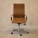 Cadeira de Escritório Presidente Giratória PU Caramelo com braços, conforto e ajuste de altura para home office e escritório. - Imagem 5