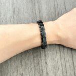 Pulseira de hematita masculina com pedras naturais: estilo, energia e confiança para presentear com intenção. - Imagem 3