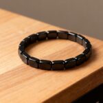 Pulseira de hematita masculina com pedras naturais: estilo, energia e confiança para presentear com intenção. - Imagem 5