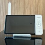 Base Suporte Para Monitor Tela De Babá Eletrônica Vtech: encaixe seguro, estável e antiderrapante para melhor posicionamento da tela. - Imagem 6