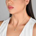 Colar Nossa Senhora Aparecida banhado a ouro 18k com zircônias, antialérgico e ideal para presente católico - Imagem 4