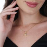 Colar Nossa Senhora Aparecida banhado a ouro 18k com zircônias, antialérgico e ideal para presente católico - Imagem 5