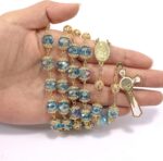 Terço azul celeste São Bento 10 mm banhado a ouro, rosário com medalha milagrosa e crucifixo para compra segura e elegante - Imagem 3