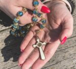 Terço azul celeste São Bento 10 mm banhado a ouro, rosário com medalha milagrosa e crucifixo para compra segura e elegante - Imagem 7