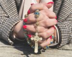 Terço azul celeste São Bento 10 mm banhado a ouro, rosário com medalha milagrosa e crucifixo para compra segura e elegante - Imagem 8