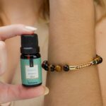 Kit Ritual Ramay: pulseira de pedra natural e essência aromática, semijoia banhada a ouro 18k, presente sofisticado. - Imagem 3