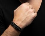 Pulseira Couro Masculina Guitarra Música em couro preto, estilo marcante e ajuste em 4 tamanhos para compor o visual masculino. - Imagem 3