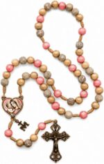 Terço Nossa Senhora Mãe de Todas as Mães em madeira 8mm, com crucifixo e entremeio coração resinados, ideal para devoção e oração. - Imagem 3