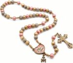 Terço Nossa Senhora Mãe de Todas as Mães em madeira 8mm, com crucifixo e entremeio coração resinados, ideal para devoção e oração. - Imagem 4