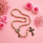 Terço Nossa Senhora Mãe de Todas as Mães em madeira 8mm, com crucifixo e entremeio coração resinados, ideal para devoção e oração. - Imagem 5