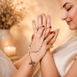 Terço Nossa Senhora Mãe de Todas as Mães em madeira 8mm, com crucifixo e entremeio coração resinados, ideal para devoção e oração. - Imagem 6