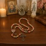 Terço Nossa Senhora Mãe de Todas as Mães em madeira 8mm, com crucifixo e entremeio coração resinados, ideal para devoção e oração. - Imagem 7