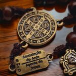 Terço da Contemplação em madeira 10mm marrom com medalhas de São Bento para oração e devoção profunda - Imagem 7