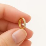 Brinco de Argola Mini Zircônia Dourado: brilho delicado e elegante para купить? - Imagem 8