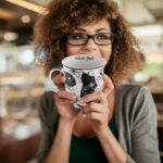 Caneca Karma Presentes 473 ml boho preta e branca com gato, ideal para café e chá, resistente e lavável - Imagem 6