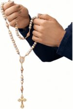 Terço Nossa Senhora de Fátima Madeira 8mm Católico com Crucifixo Dourado para oração e devoção diária - Imagem 5