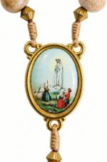 Terço Nossa Senhora de Fátima Madeira 8mm Católico com Crucifixo Dourado para oração e devoção diária - Imagem 6