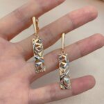 Brinco Elegância Rosê: design moderno, leve e antialérgico com prata 925 e ouro rosê 585. - Imagem 4