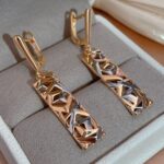 Brinco Elegância Rosê: design moderno, leve e antialérgico com prata 925 e ouro rosê 585. - Imagem 6