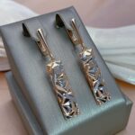 Brinco Elegância Rosê: design moderno, leve e antialérgico com prata 925 e ouro rosê 585. - Imagem 8