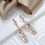 Brinco Elegância Rosê: design moderno, leve e antialérgico com prata 925 e ouro rosê 585. - Imagem 9