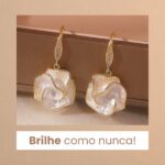 Brinco Carmelita em aço inoxidável com rosas brancas e pontos de luz, elegância e delicadeza com bolsa de veludo - Imagem 3