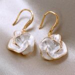 Brinco Carmelita em aço inoxidável com rosas brancas e pontos de luz, elegância e delicadeza com bolsa de veludo - Imagem 5