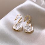 Brinco Carmelita em aço inoxidável com rosas brancas e pontos de luz, elegância e delicadeza com bolsa de veludo - Imagem 7