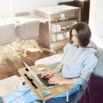 Mesa Portátil Dobrável para Notebook com gaveta, porta-copos e porta-tablet: mais conforto e organização no home office. - Imagem 3