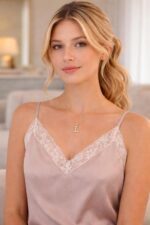 Colar Feminino com Letra Inicial em Pedra Cravada, banhado a ouro 18K, elegante e personalizado para presentear com sofisticação - Imagem 2